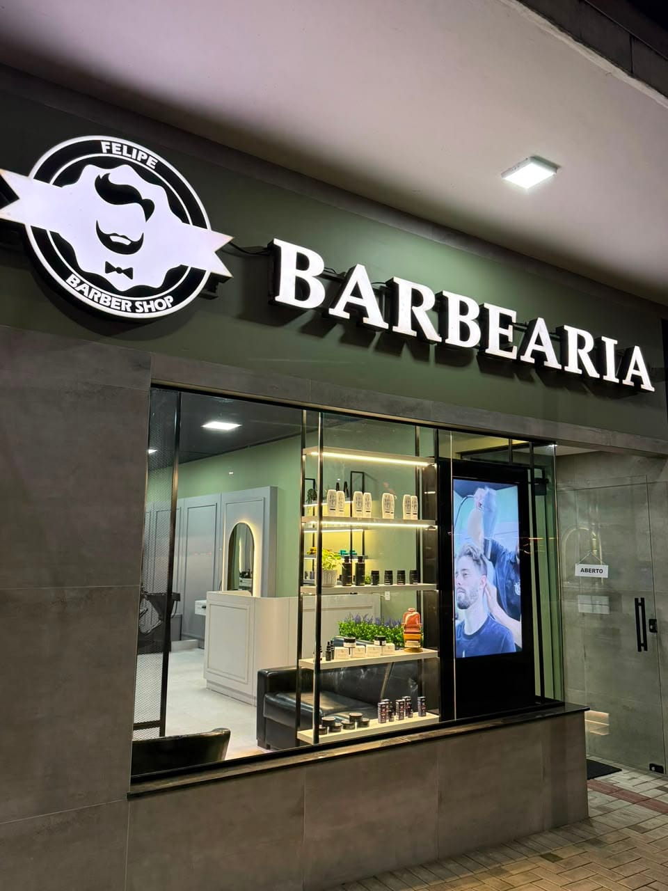 Fachada da Felipe Barber na Rua Tiradentes, Centro de Ibirama
